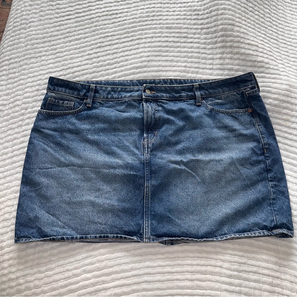 Old Navy 22 Mid Rise OG Denim Mini Skirt - Classic Medium Wash Blue Jean Skirt - Picture 3 of 6